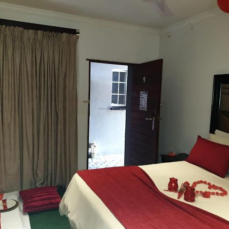 Suits Guest House & Bar Carletonville ภายนอก รูปภาพ