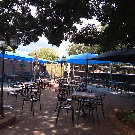 Suits Guest House & Bar Carletonville ภายนอก รูปภาพ