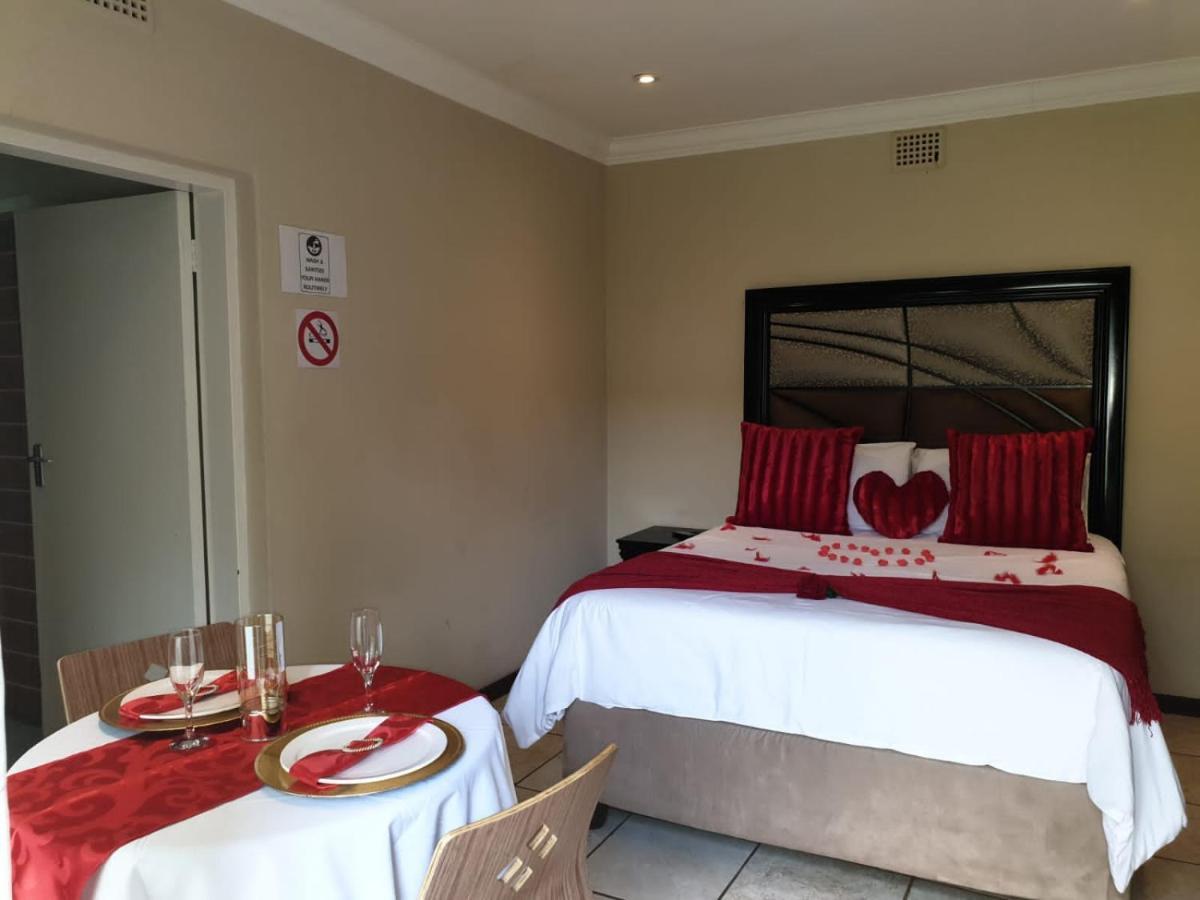 Suits Guest House & Bar Carletonville ภายนอก รูปภาพ
