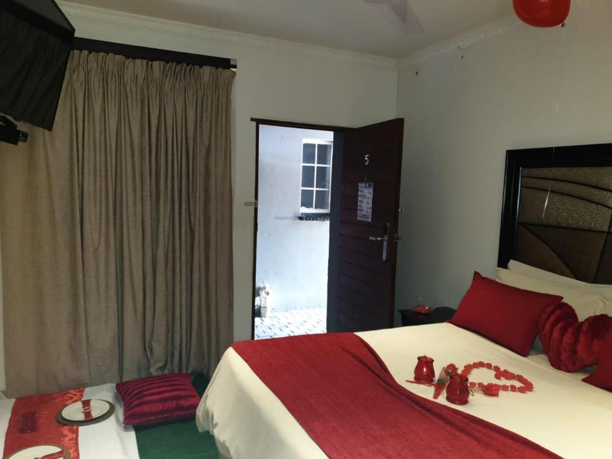 Suits Guest House & Bar Carletonville ภายนอก รูปภาพ