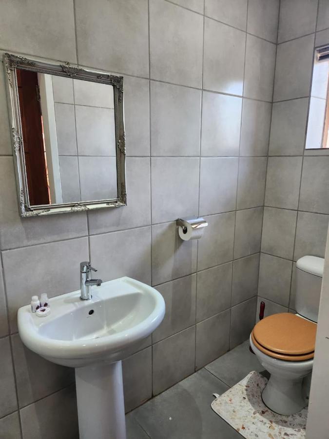 Suits Guest House & Bar Carletonville ภายนอก รูปภาพ