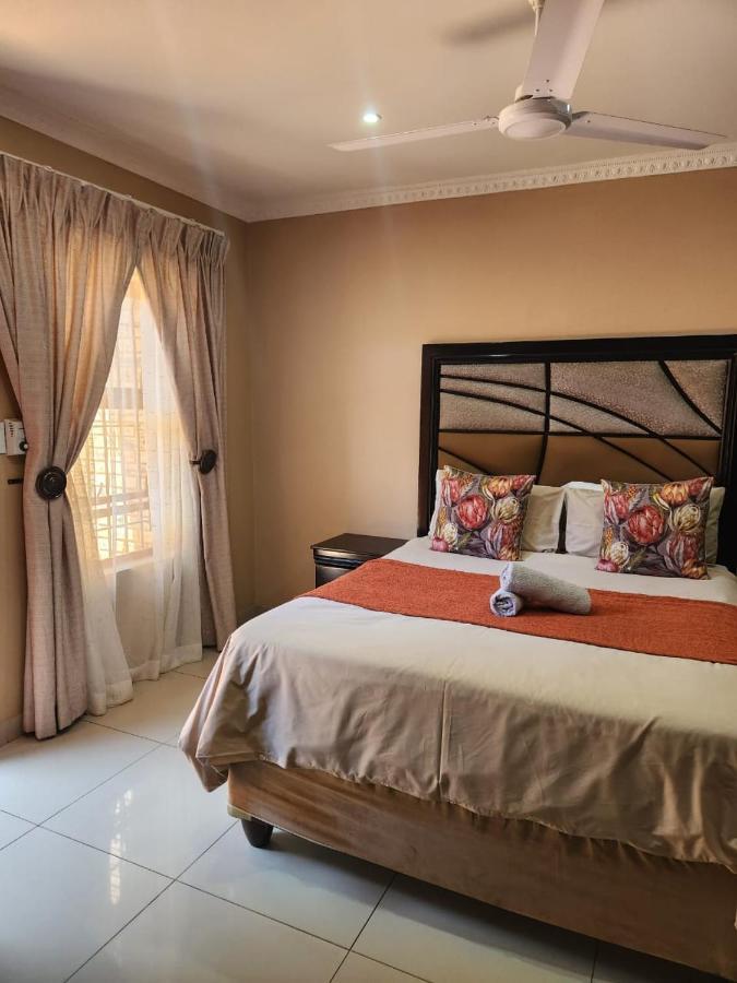 Suits Guest House & Bar Carletonville ภายนอก รูปภาพ