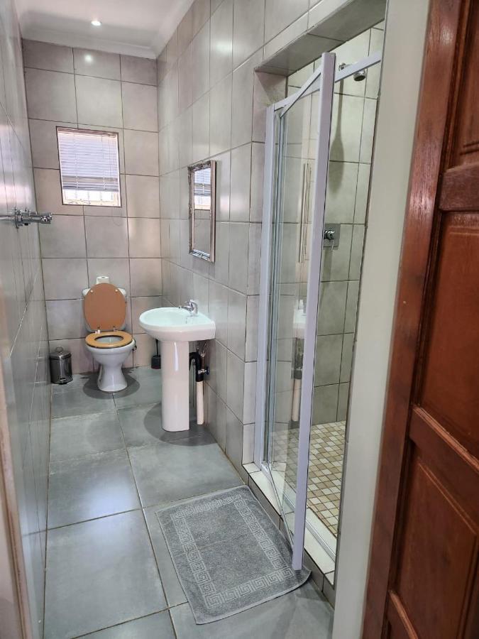 Suits Guest House & Bar Carletonville ภายนอก รูปภาพ