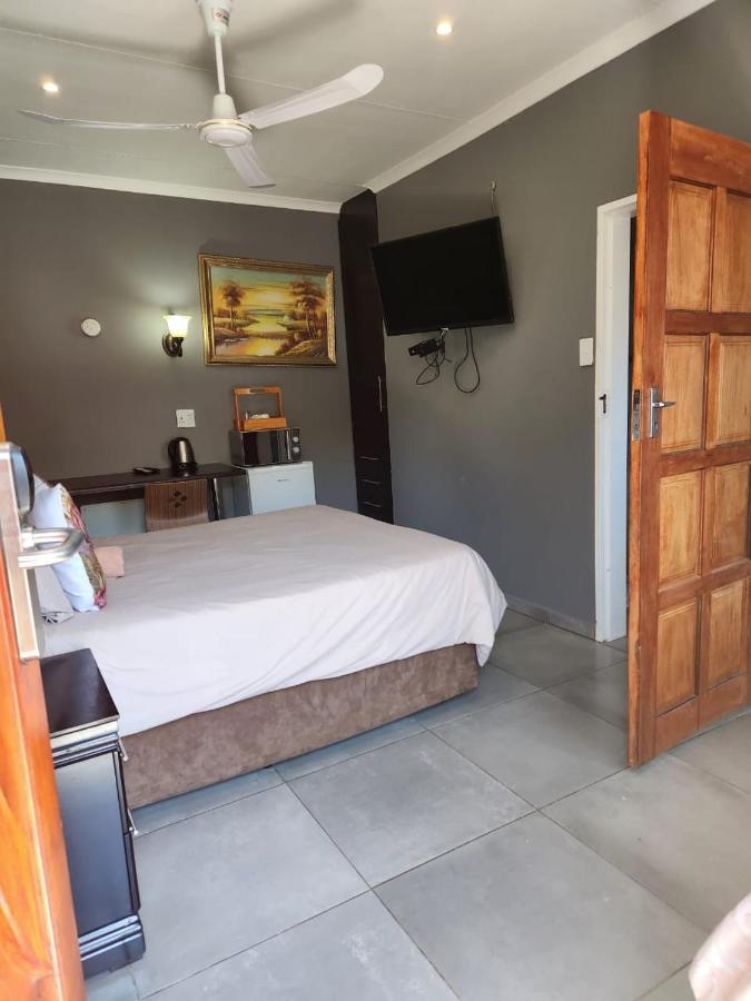 Suits Guest House & Bar Carletonville ภายนอก รูปภาพ
