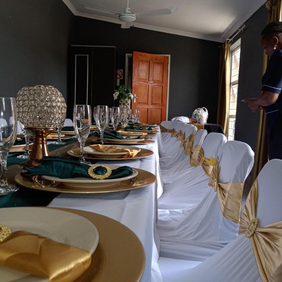 Suits Guest House & Bar Carletonville ภายนอก รูปภาพ