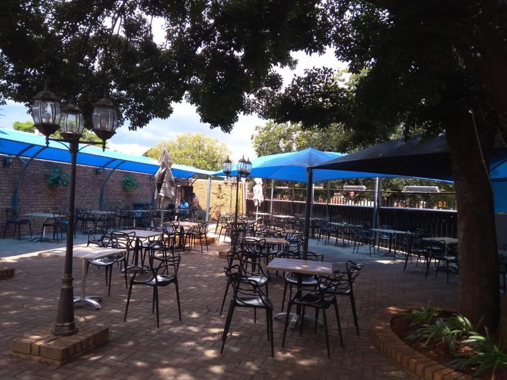 Suits Guest House & Bar Carletonville ภายนอก รูปภาพ