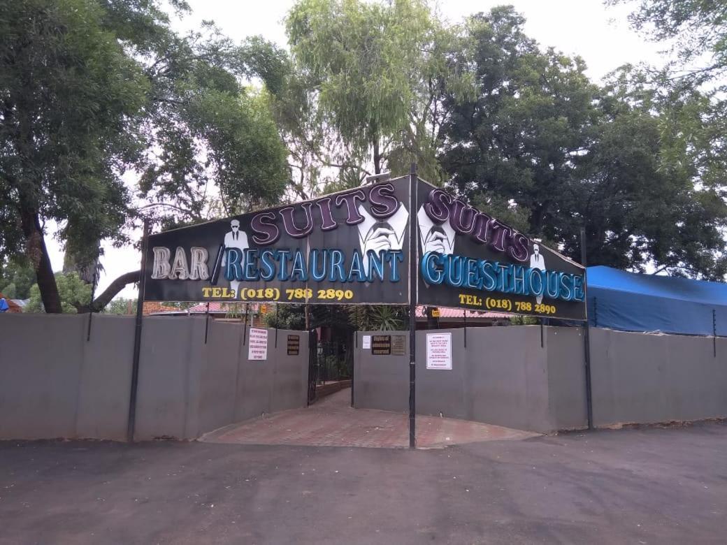 Suits Guest House & Bar Carletonville ภายนอก รูปภาพ